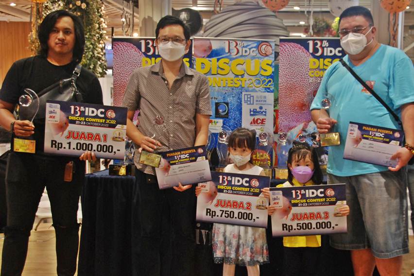 pemenang kontes ikan hias diskus