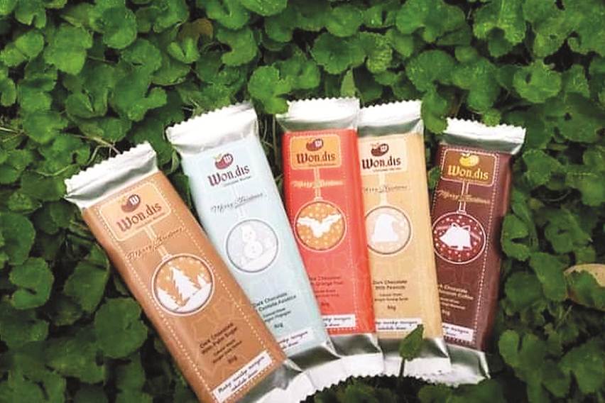 Olahan cokelat dengan latar daun pegagan