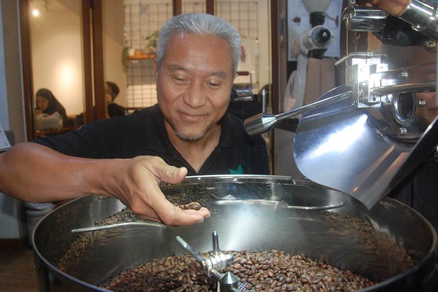 Q grader atau penilai mutu kopi di Jakarta, Daroe Handojo.