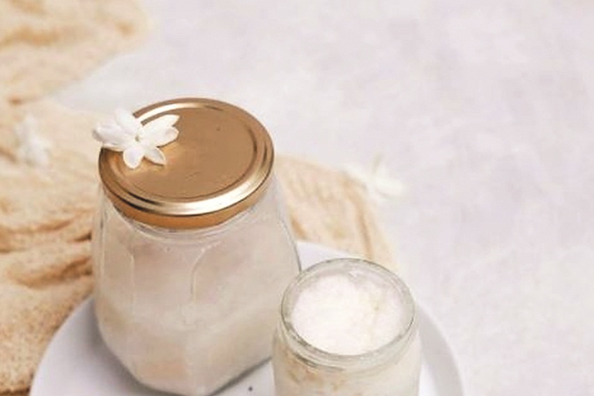 Sebagian besar yoghurt yang dijual terbuat dari susu sapi. Sayangnya tidak semua orang cocok mengonsumsi olahan susu sapi itu. Musababnya ada orang yang mengalami intorelansi laktosa atau gangguan pencernaan yang terjadi karena tubuh tidak mampu mencerna laktosa dengan baik.