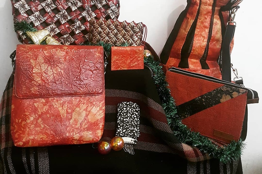 Lazimnya limbah kertas kantong semen bekas terbuang begitu saja. Namun, di tangan Vania Santoso limbah itu bersalin rupa menjadi aneka produk fashionable seperti tas. Semula limbah, kini lebih bernilai.