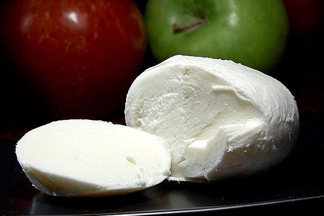 Mozarela cocok untuk isian piza maupun burger. Gurih, kenyal, dan lezat, itu yang terasa di lidah. Anda dapat membuat mozarela kelas dunia di dapur sendiri.