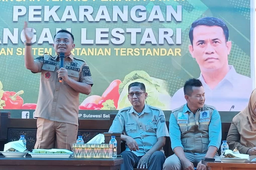 Kepala Dinas (Kadis) Tanaman Pangan Hortiktura dan Perkebunan (TPHP) Kabupaten Bone, Andi Asman Sulaiman memberikan sambutan pada Bimtek) Pemanfaatan Pekarangan Pangan Lestari dipusatkan di Desa Lampoko, Kecamatan Barebbo, Kabupaten Bone, Selasa (5/12/2023).