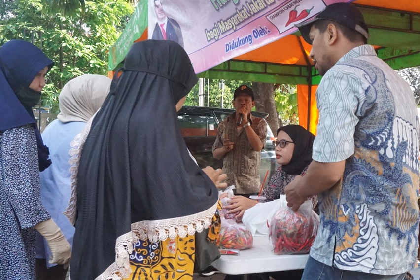 El nino berdampak pada gejolak sejumlah bahan pokok seperti cabai. Harga cabai melonjak cukup tinggi. Maka untuk menyikapi hal itu Direkorat Jenderal Hortikultura Kementerian Pertanian melaksanakan pasar murah khusus cabai merah dan cabai rawit.