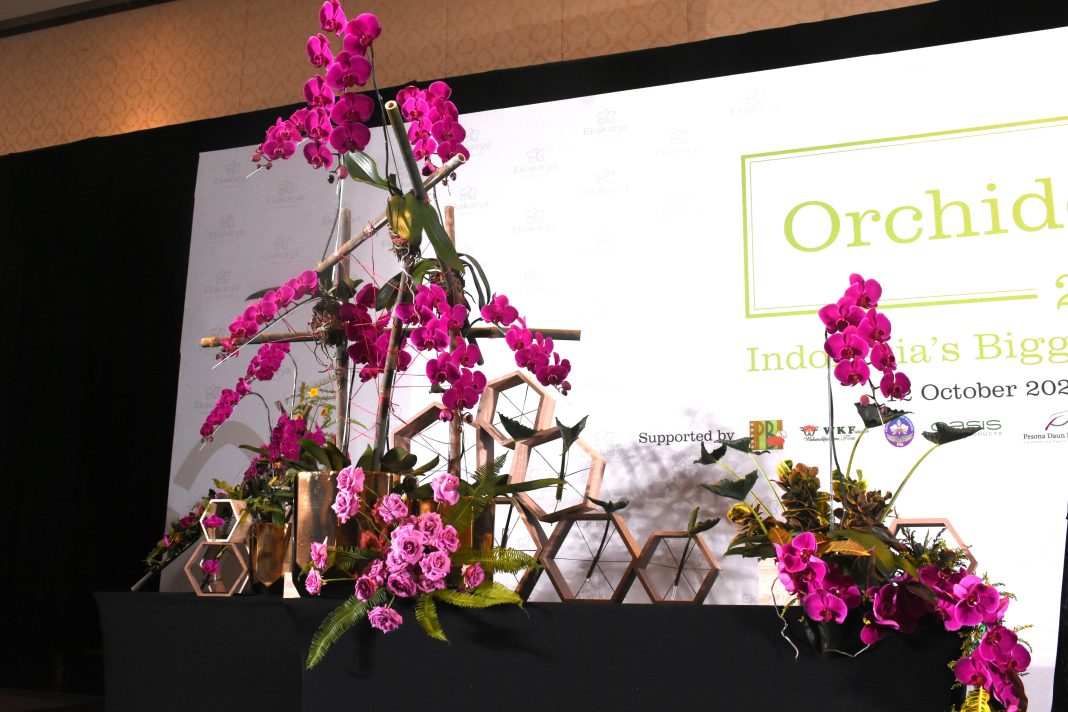 Pada lomba yang diselenggarakan oleh Eka Karya Graha Flora yang berkolaborasi dengan Ikatan Perangkai Bunga Indonesia (IPBI) itu, perangkai bunga dari Bali, Komang Budianta, menorehkan prestasi membanggakan lantaran berhasil menjadi juara pertama di kategori profesional. Komang menarasikan anggrek dengan apik dalam rangkaian berkonsep windows display. Komang membuat dua rangkaian berukuran berbeda yakni jumbo dan mini.