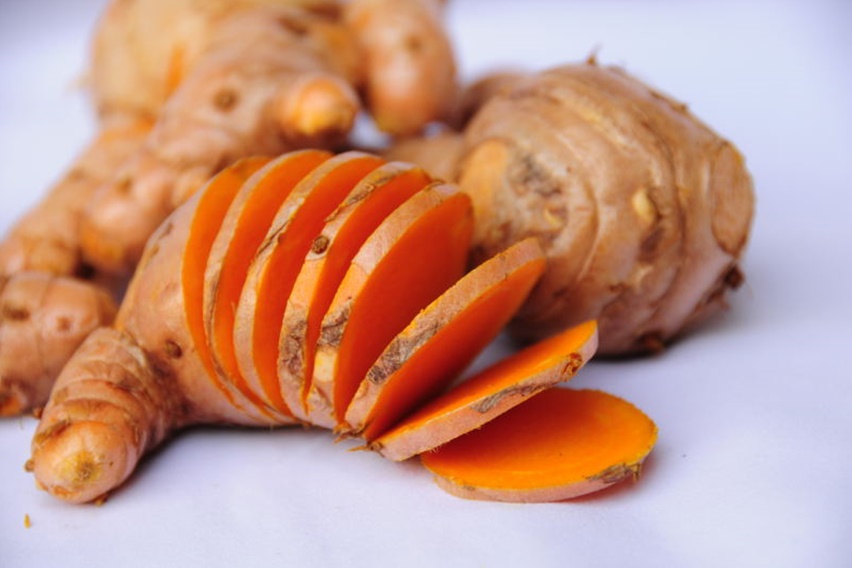 Keputihan (fluor albus) terjadi karena infeksi di organ reproduksi yakni vagina (vaginitis), mulut rahim (cervicitis), rahim (uteritis), maupun indung telur (ovaritis), atau saluran indung telur (salphingitis). Daun sirih dapat meredakan peradangan karena bersifat bakteriostatik. Berikut ramuan yang dapat Anda gunakan.