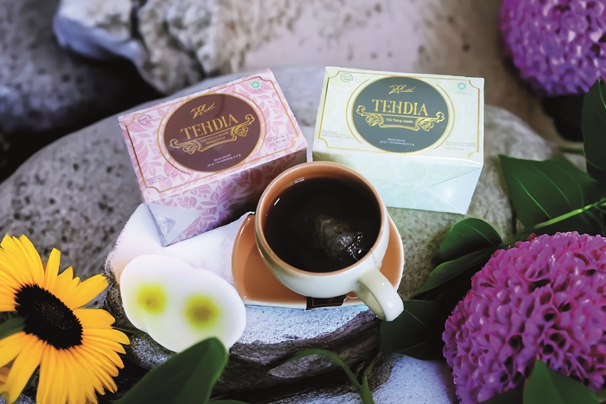 Teh dalam cangkir itu bercita rasa manis. Padahal tidak ada penambahan gula saat membuat teh celup manis itu. Itulah keunggulan Tehdia, bercita rasa manis meski tanpa gula. Inovasi olahan stevia itu besutan PT Darya Padma Enoes (DPE).