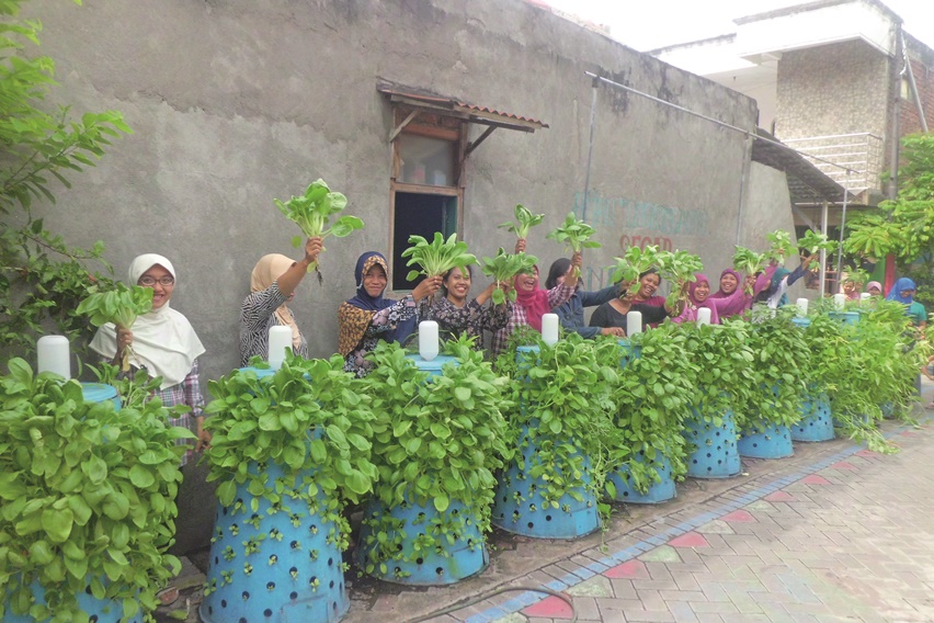 Cara Mudah Bikin Alat Pengompos Sekaligus Pot Vertikultur