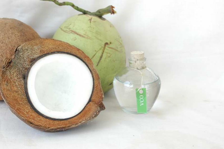 Ketombe dan Jerawat Minggat Berkat VCO